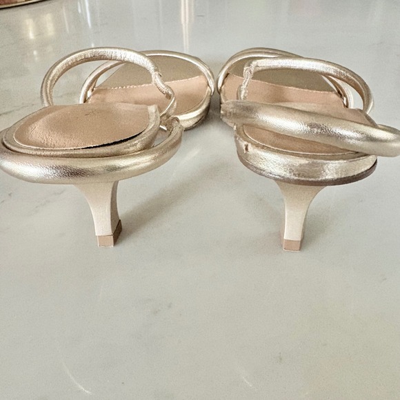 $135 NEW Seychelles Banks Metallic Leather Gold Sandals Kitten Heel Shoes SZ 6.5 - Picture 4 of 7